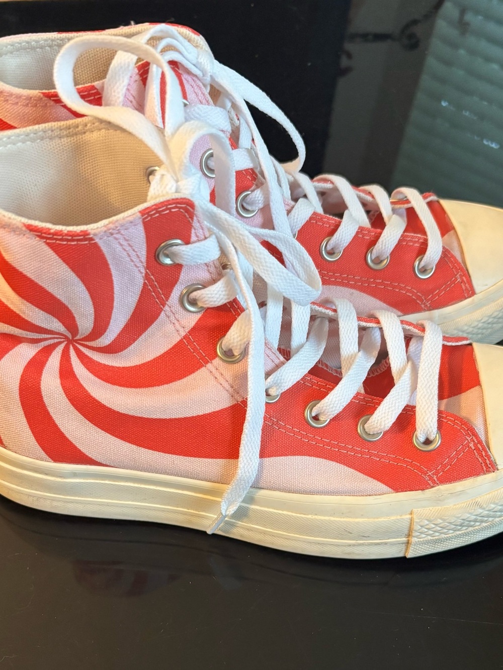 Rare Converse platform High-Top Sneakers in Red and pink Swirl. Size 8.5
